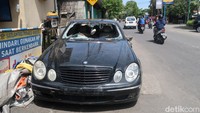 Pengemudi mobil itu malah menggeber kendaraannya dan menabrak motor di Kapanewon Kasihan. Hal itu pun menuai kemarahan warga. Pengemudi mobil itu sempat diteriaki maling karena kabur usai menabrak pemotor. Pemobil itu pun kembali menabrak pemotor di daerah Gamping.