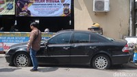 Aksi kejar-kejaran pun terjadi dan akhirnya mobil sedan itu berhenti di simpang empat Tamantirto, Kalurahan Tamantirto, Kapanewon Kasihan, Bantul. Berhentinya mobil itu karena terjebak lampu merah. Polisi menyebut pengendara mobil dan korban pemotor yang ditabrak berakhir damai.