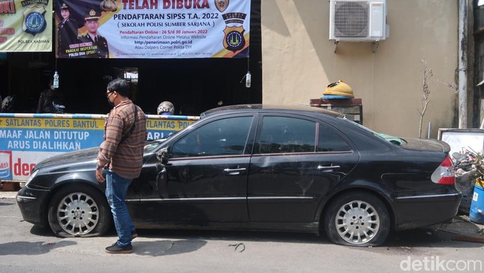 Foto-foto Mercy Viral yang Ringsek Usai Diamuk Massa di Bantul Mobil Mercy e-260 yang jadi bahan amukan massa di Bantul, kini ringsek. Polisi meringkus 3 tersangka perusakan mobil dan penganiayaan terhadap pengemudi.