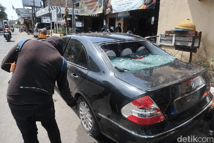 Mobil Mercy e-260 yang jadi bahan amukan massa di Bantul, kini ringsek. Polisi meringkus 3 tersangka perusakan mobil dan penganiayaan terhadap pengemudi.