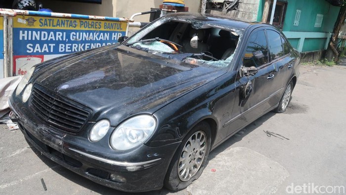 Foto-foto Mercy Viral yang Ringsek Usai Diamuk Massa di Bantul Mobil Mercy e-260 yang jadi bahan amukan massa di Bantul, kini ringsek. Polisi meringkus 3 tersangka perusakan mobil dan penganiayaan terhadap pengemudi.