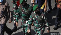 Kepala Staf Angkatan Darat (KSAD) Jenderal Dudung Abdurrachman menjadi inspektur upacara.