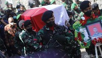 Prosesi pemakaman berlangsung dengan khidmat meski dipenuhi rasa haru.