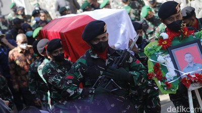 Foto-foto Prosesi Pemakaman Sertu Anumerta M Rizal di TMP Cikutra