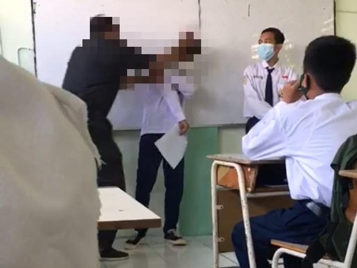 guru pukul siswa di surabaya viral di medsos