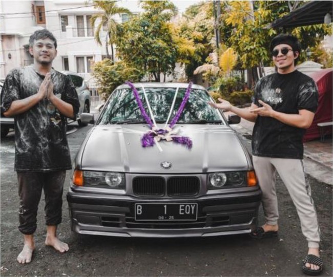 Tak kalah mewah, Atta Halilintar memberikan asistennya hadiah ulang tahun berupa sebuah mobil BMW klasik. Hal itu terungkap dari unggahannya di media sosial. Mobil BMW klasik itu tampak berwarna abu-abu. Sebelum memberikan hadiah, Atta terlebih dahulu mengerjai asistennya itu. Foto: Instagram/@attahalilintar