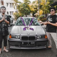 Tak kalah mewah, Atta Halilintar memberikan asistennya hadiah ulang tahun berupa sebuah mobil BMW klasik. Hal itu terungkap dari unggahannya di media sosial. Mobil BMW klasik itu tampak berwarna abu-abu. Sebelum memberikan hadiah, Atta terlebih dahulu mengerjai asistennya itu. Foto: Instagram/@attahalilintar