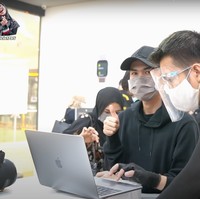 Ria Ricis menjadi salah satu seleb yang sering memberikan asistennya hadiah berupa barang mewah. Seperti ketika salah satu asistennya berulang tahun, Ricis tampak memberikan sebuah Macbook Pro. Hal itu terlihat dari salah satu unggahan video di akun YouTube Ricis. Foto: YouTube/Ricis Official