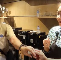 Menjadi salah satu asisten Raffi Ahmad yang sudah bekerja cukup lama bersamanya, saat ulang tahun Merry mendapat kejutan dan hadiah berupa cincin berlian yang cukup besar. Cincin berlian tersebut harganya bahkan mencapai Rp 100 juta. Foto: YouTube/Rans Entertainment