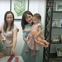 Shandy Aulia sempat mengunggah momen dirinya memberi kejutan kepada pengasuh sang anak saat pengasuh Claire itu berulang tahun. Awalnya Shandy dan timnya tampak mengerjai asistennya itu sampai menangis. Usai berhasil mengerjai sang asisten, Shandy sambil menggendong sang anak kemudian memberikan asistennya itu kue ulang tahun dan sebuah kalung emas. Foto: YouTube/Shandy Aulia