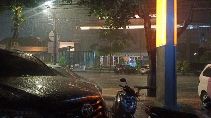 hujan deras di surabaya