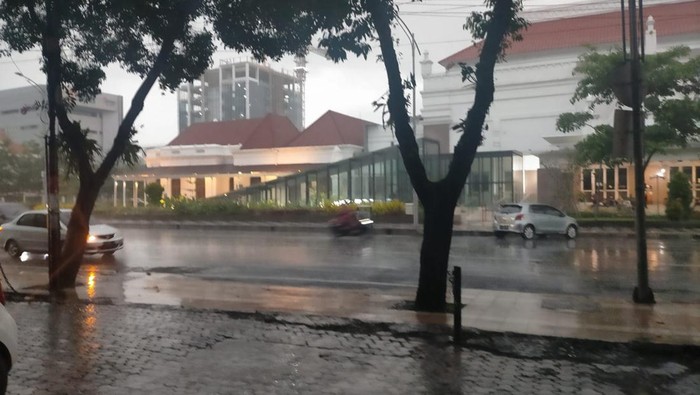 hujan di surabaya
