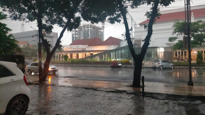 hujan di surabaya