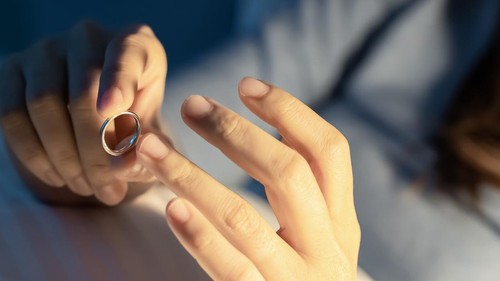 Ilustrasi wanita cerai lepaskan cincin