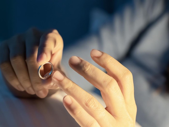 Ilustrasi wanita cerai lepaskan cincin
