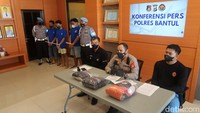Ketiga pelaku adalah ATW (22), MDK (21) dan CP (25). Atas perbuatannya, mereka disangkakan Pasal 170 KUHP tentang perusakan terhadap barang maupun orang.