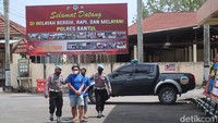 Kapolres menjelaskan kasus tersebut berawal saat pengemudi Mobil mercy yakni MGW (39) menarik rem mendadak di depan restoran siap saji di Jalan Bantul. Hal itu membuat juru parkir di restoran menegur si pengemudi dan menggebrak kap mobil.