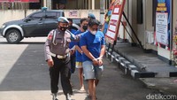 Pengemudi melarikan diri ke selatan hingga masuk ke kawasan Kasongan. Selama melarikan diri itu, MGW menabrak 3 pemotor . Namun, tidak ada korban yang berarti.