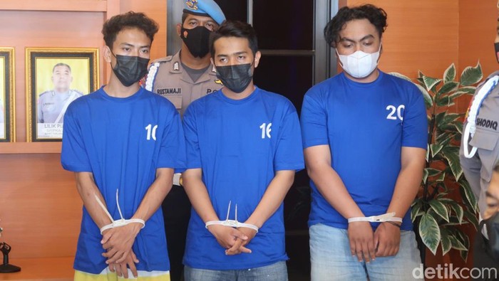 Ini 3 Pelaku Perusakan Mobil Mercy yang Viral di Bantul Babak baru kasus cekcok yang berujung perusakan mobil Mercy e-260 oleh massa di Kabupaten Bantul berujung penangkapan 3 orang tersangka.
