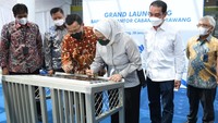Direktur Utama Bank BTN Haru Koesmahargyo dan Bupati Karawang Cellica Nurrachadiana (ketiga kanan) menandatangani prasasti peresmian Gedung Kantor Cabang Bank BTN Karawang didampingi Direktur Distribution and Retail Funding Jasmin (Kanan), Kepala Kantor Wilayah I Bank BTN Edward Alimin Syarif (kiri), Anggota Komisi XI DPR Fauzi H Amro (kedua kanan) dan Anggota Komisi XI DPR Bertu Merlas (kedua kiri), di Kabupaten Karawang, Jawa Barat, Jumat (28/1).