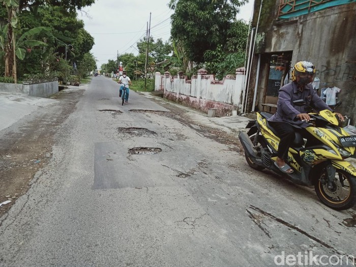 Ruas jalan Trucuk- Klaten di Desa Kalikebo, Kecamatan Trucuk, rusak.