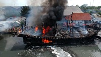 Kebakaran tersebut terjadi sekitar pukul 04.30 WIB.