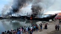Proses pendinginan masih dilakukan damkar yang disaksikan oleh sejumlah warga.