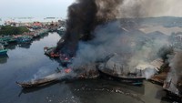 Begini penampakan belasan kapal nelayan yang hangus terbakar di Pelabuhan Tegal.