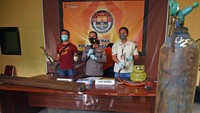 Polisi menangkap dua tersangka berinisial R dan WH serta menyita barang bukti besi rel kereta api sepanjang 7 meter dan peralatan las.