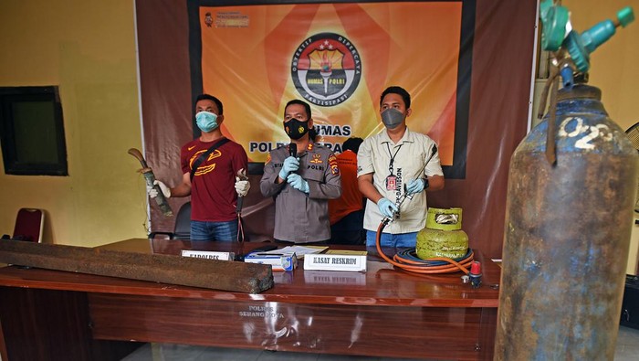 KASUS PENCURIAN REL KERETA API Kapolres Serang AKBP Maruli Hutapea (tengah) didampingi Kasat Reskrim AKP David Kusuma (kanan) dan anggota stafnya menunjukkan barang bukti kasus pencurian besi rel kereta api jalur Merak - Rangkasbitung saat konferensi pers di Mapolres Serang Kota di Serang, Banten, Sabtu (29/1/2022). Polisi menangkap dua tersangka berinisial R dan WH serta menyita barang bukti besi rel kereta api sepanjang 7 meter dan peralatan las. ANTARA FOTO/Asep Fathulrahman/nym.