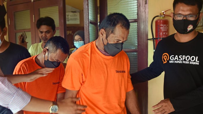 KASUS PENCURIAN REL KERETA API Kapolres Serang AKBP Maruli Hutapea (tengah) didampingi Kasat Reskrim AKP David Kusuma (kanan) dan anggota stafnya menunjukkan barang bukti kasus pencurian besi rel kereta api jalur Merak - Rangkasbitung saat konferensi pers di Mapolres Serang Kota di Serang, Banten, Sabtu (29/1/2022). Polisi menangkap dua tersangka berinisial R dan WH serta menyita barang bukti besi rel kereta api sepanjang 7 meter dan peralatan las. ANTARA FOTO/Asep Fathulrahman/nym.