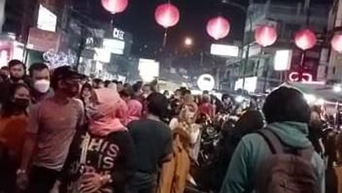 Kawasan Kuliner Pasar Lama Tangerang berkerumun