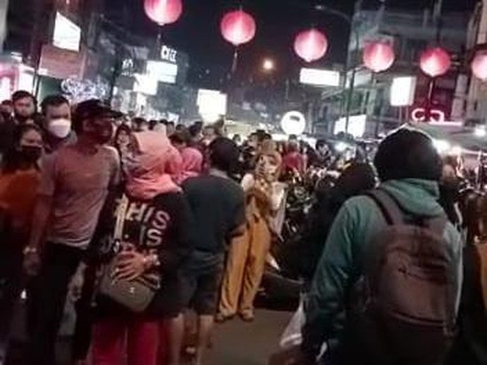 Kawasan Kuliner Pasar Lama Tangerang berkerumun