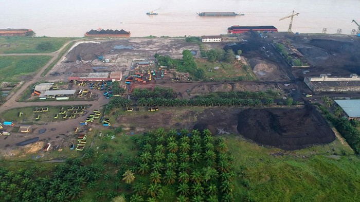 KCBN MUARAJAMBI TERANCAM BATU BARA Foto udara suasana aktivitas industri penumpukan batu bara di Kawasan Cagar Budaya Nasional (KCBN) Muarajambi, Taman Rajo, Muarojambi, Jambi, Sabtu (29/1/2022). Data Balai Pelestarian Cagar Budaya (BPCB) Jambi menyebutkan beberapa situs candi dalam KCBN Muarajambi saat ini telah dikelilingi aktivitas industri penumpukan batu bara sehingga mengancam kelestarian situs bersejarah itu. ANTARA FOTO/Wahdi Septiawan/nym.