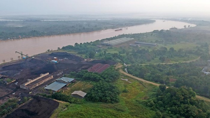 KCBN MUARAJAMBI TERANCAM BATU BARA Foto udara suasana aktivitas industri penumpukan batu bara di Kawasan Cagar Budaya Nasional (KCBN) Muarajambi, Taman Rajo, Muarojambi, Jambi, Sabtu (29/1/2022). Data Balai Pelestarian Cagar Budaya (BPCB) Jambi menyebutkan beberapa situs candi dalam KCBN Muarajambi saat ini telah dikelilingi aktivitas industri penumpukan batu bara sehingga mengancam kelestarian situs bersejarah itu. ANTARA FOTO/Wahdi Septiawan/nym.