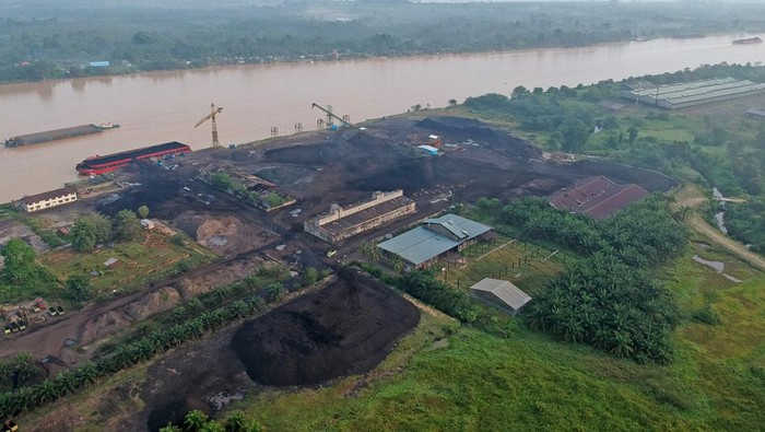 Foto udara suasana aktivitas industri penumpukan batu bara di Kawasan Cagar Budaya Nasional (KCBN) Muarajambi, Taman Rajo, Muarojambi, Jambi, Sabtu (29/1/2022). Data Balai Pelestarian Cagar Budaya (BPCB) Jambi menyebutkan beberapa situs candi dalam KCBN Muarajambi saat ini telah dikelilingi aktivitas industri penumpukan batu bara sehingga mengancam kelestarian situs bersejarah itu. ANTARA FOTO/Wahdi Septiawan/nym.