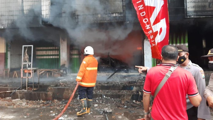 Kebakaran terjadi di Pasar Induk Bondowoso di Jalan Teuku Umar. Obyek yang terbakar adalah sejumlah toko yang berada di pasar.