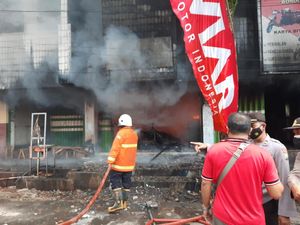 Tiga Toko di Pasar Induk Bondowoso Terbakar, 3 Mobil PMK Diterjunkan