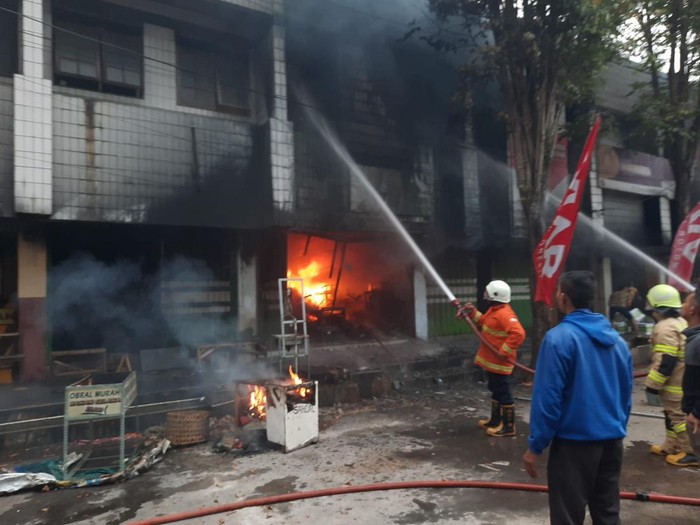 Kebakaran terjadi di Pasar Induk Bondowoso di Jalan Teuku Umar. Obyek yang terbakar adalah sejumlah toko yang berada di pasar.