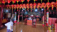 Namun ada beberapa yang cukup terkenal. Mulai dari penghuni pertama bernama Hok Tek Cheng Sin, yang sekaligus menjadi nama kelenteng yakni Hok Tek Bio. Ada juga Tu Ti Kung /Tu Ti Po. Wu Lu Cai Sen, Hian Thian Siang Tee, Fu Sen, Kwan Im Pau Sat (Dewi Kwan Im) kemudian diikuti puluhan patung lainnya.