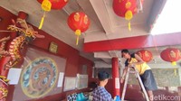 Sejumlah pegawai pun masih terus merias kelenteng dengan memasang lampu supaya lebih menarik. Beberapa diantaranya membersihkan sudut-sudut lantai yang masih terlihat kotor. 