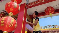 Seperti pada Sabtu (29/1/2022), terlihat sejumlah pegawai dan pengurus membersihkan kelenteng dan memasang berbagai aksesoris.