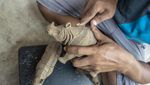 Bukan Kaleng-kaleng, Seni Ukir Badak Jawa di Pandeglang Keren Banget