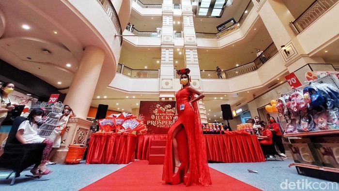 Perayaan menyambut Imlek dilakukan dengan berbagai cara. Selain dominasi pernah-pernik yang khas, ada juga lho fashion show yang diikuti anak-anak hingga remaja.
