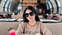 Loli sering mengunjungi restoran mewah. Seperti yang terlihat dalam momen kulinernya berikut ini. Saat itu ia menikmati segelas jus semangka yang segar. Foto: Instagram @jeeesc_