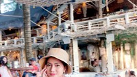 Selain Labuan Bajo, dara cantik ini juga pernah mengunjungi Bali. Ia pergi ke salah satu restoran dan menikmati es kopi yang menyegarkan. Foto: Instagram @jeeesc_