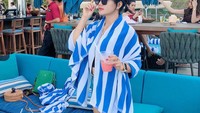 Loli bergaya keren sambil menikmati segelas es segar di salah beach club di Bali. Foto: Instagram @jeeesc_