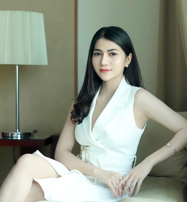 Loli Auristela diangkat jadi asisten pribadi pada Januari 2022. Loli merupakan wanita asal Pekanbaru dan juga selebgram dengan 30 ribuan follower. Tak hanya cantik, Loli juga jago bela diri Kungfu.  Foto: Instagram @jeeesc_