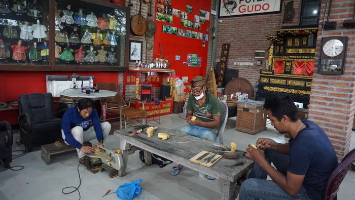 Mampir ke Dapur Produksi Wayang Potehi di Kota Santri Jombang