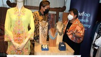 Co-Founder and Chief Executive Officer Tjufoo, TJ Tham bersama Direktur Utama PT Sarinah Fetty Kwartati usai penandatangan kerjasama, di Jakarta.